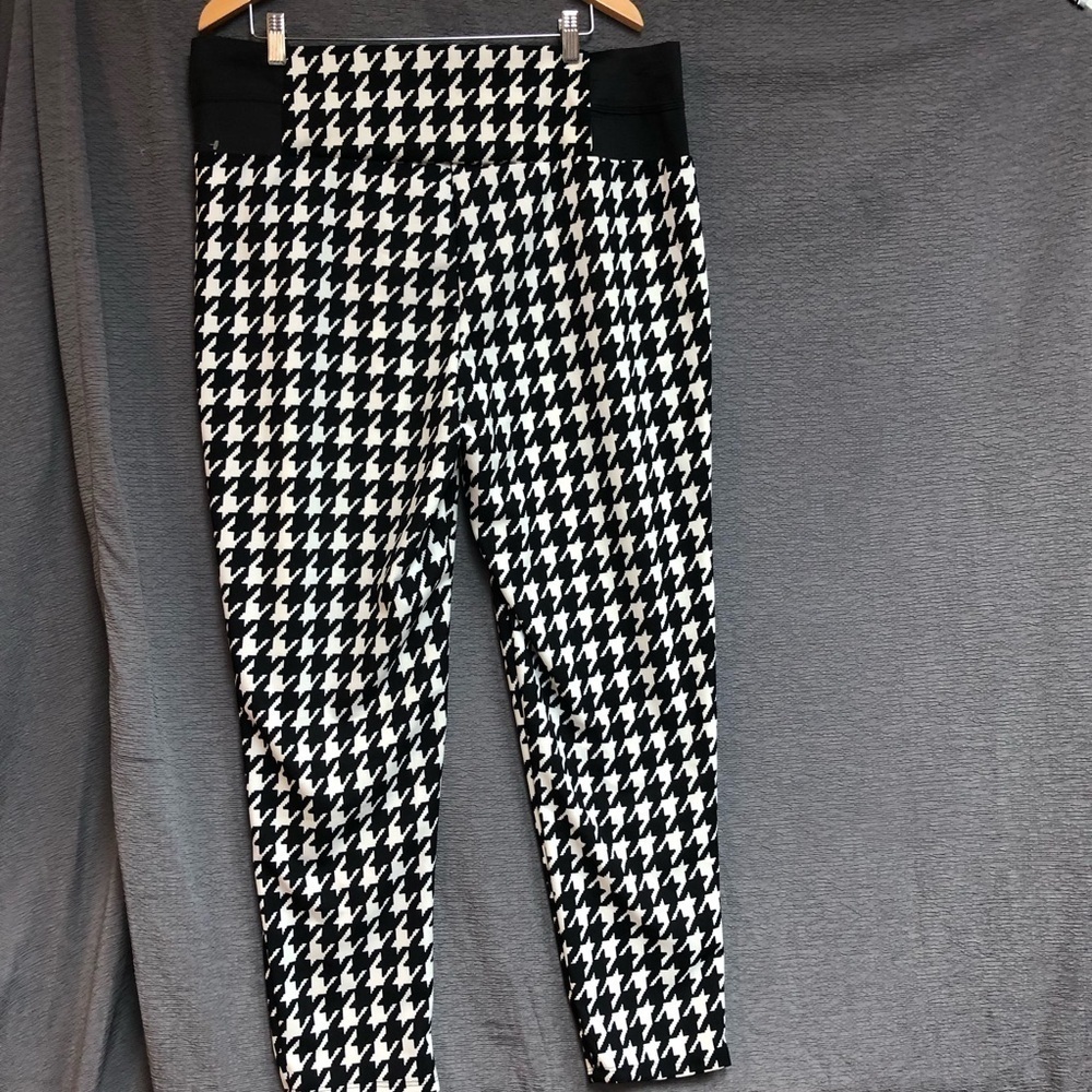 Rainbow 3X black and white houndstooth pattern 
waist has wide elastic sides